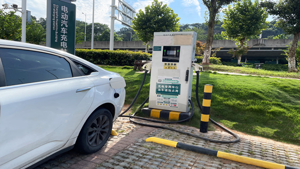 TIM热界面材料：新能源动力电池散热解决方案的核心驱动力